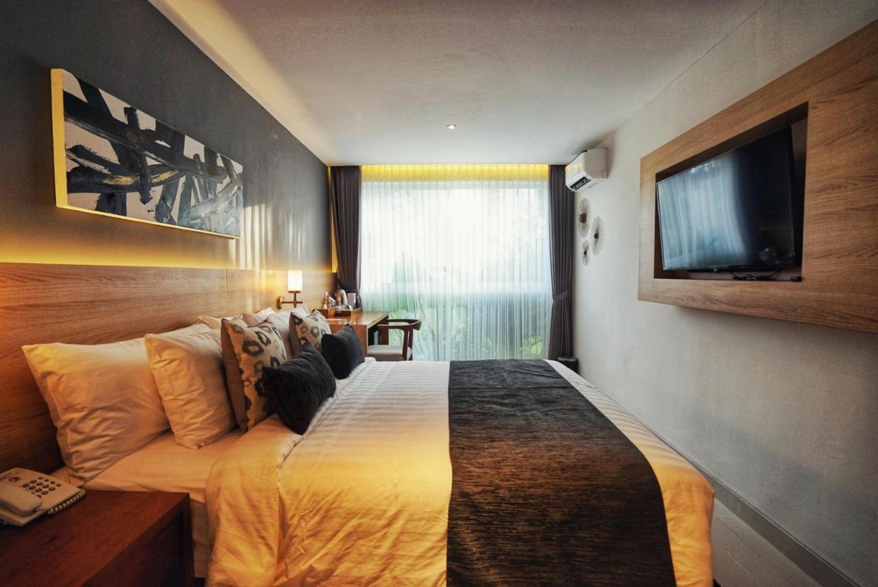 The Cakra Hotel Denpasar Extérieur photo