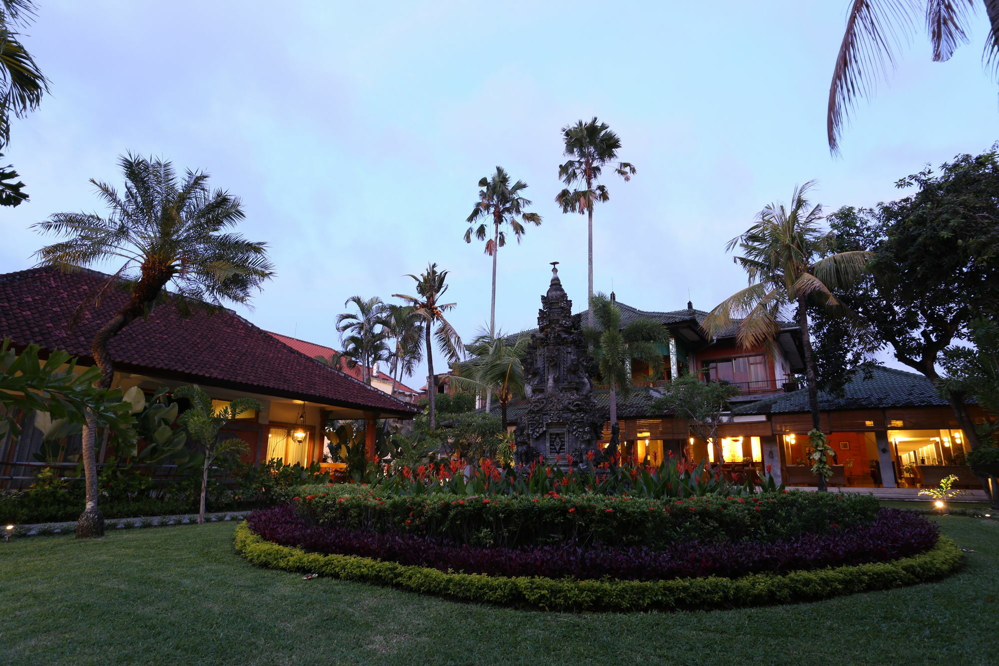 The Cakra Hotel Denpasar Extérieur photo