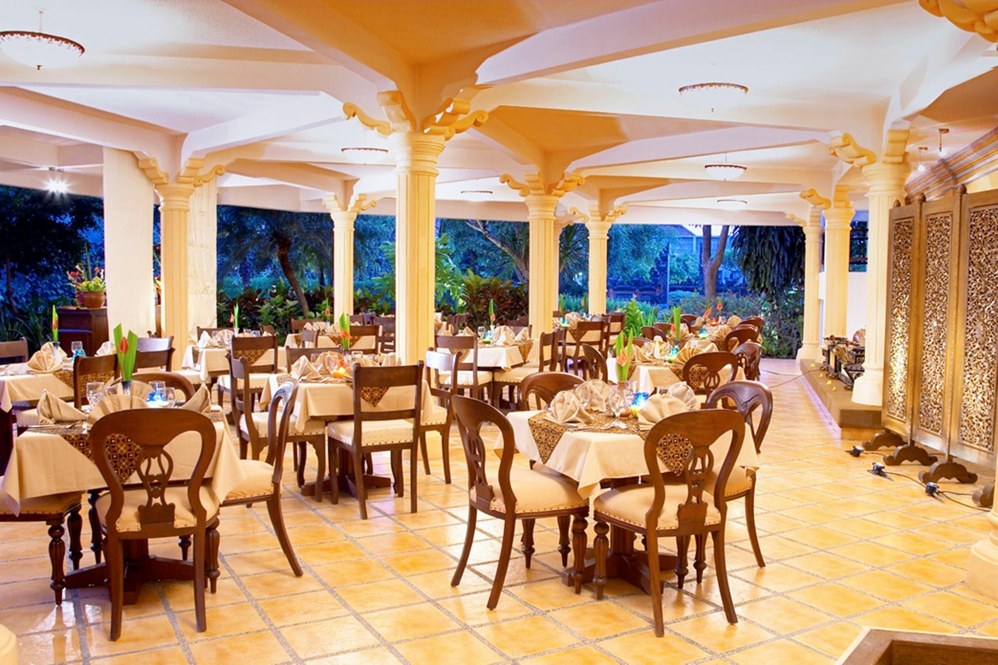 The Cakra Hotel Denpasar Extérieur photo
